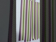 Etiquetas de ropa tejidas a medida Tecnología de telar de aguja Respaldo termoadhesivo Diseños personalizados