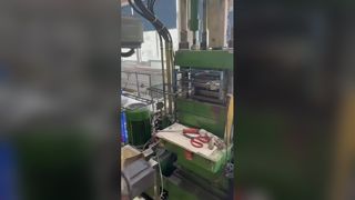 Fotografía real del proceso de producción automatizado para la aplicación de etiquetas negras, moldes de plástico.