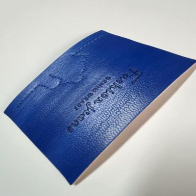 Etiqueta de etiqueta de cuero de jeans azules en relieve para bolsas de chaquetas de ganchillo