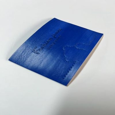 Etiqueta de etiqueta de cuero de jeans azules en relieve para bolsas de chaquetas de ganchillo
