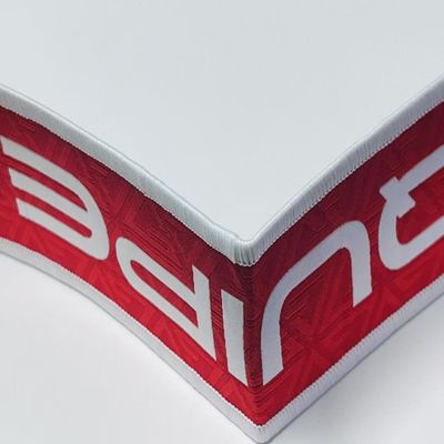 Etiquetas personalizadas de ropa de tejido de costura impresa Etiquetas de ropa