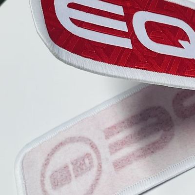 Etiquetas personalizadas de ropa de tejido de costura impresa Etiquetas de ropa