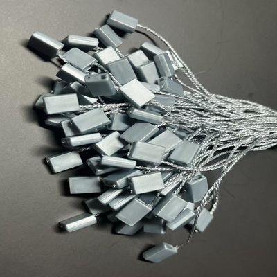 Fijaciones de etiquetas de colgantes de plástico de aluminio personalizadas para prendas de vestir de tela