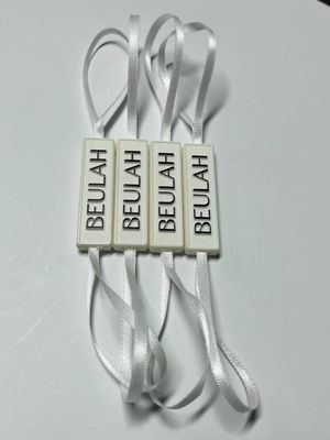 Etiqueta de logotipo en relieve Snap Lock Pin Loop Fijación de plástico colgar etiqueta con cuerda