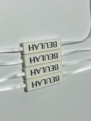 Etiqueta de logotipo en relieve Snap Lock Pin Loop Fijación de plástico colgar etiqueta con cuerda