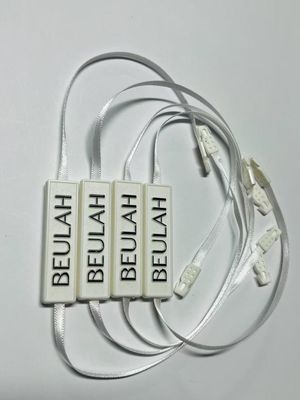 Etiqueta de logotipo en relieve Snap Lock Pin Loop Fijación de plástico colgar etiqueta con cuerda