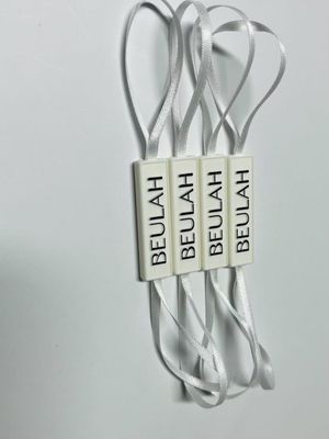 Etiqueta de logotipo en relieve Snap Lock Pin Loop Fijación de plástico colgar etiqueta con cuerda
