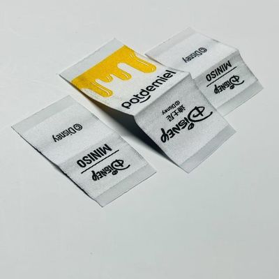 Etiquetas de ropa tejida a medida Etiquetas de ropa 0.4mm Logotipo 5000pcs