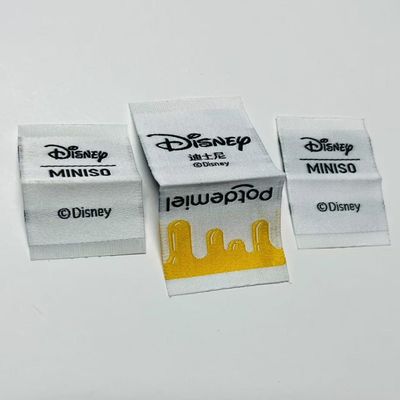 Etiquetas de ropa tejida a medida Etiquetas de ropa 0.4mm Logotipo 5000pcs