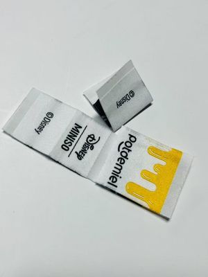 Etiquetas de ropa tejida a medida Etiquetas de ropa 0.4mm Logotipo 5000pcs