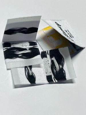 Etiquetas de ropa tejida a medida Etiquetas de ropa 0.4mm Logotipo 5000pcs