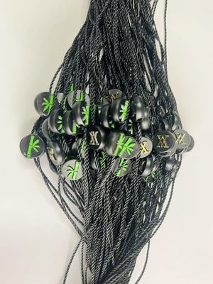 Vestidos colgantes colgantes de plástico Fijaciones de cordón de etiqueta Negro Ligero