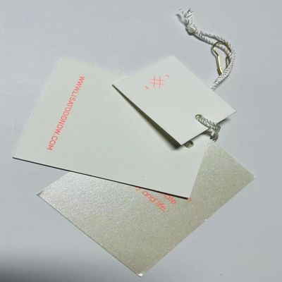 Color completo de papel sostenible de ropa chaqueta colgando etiqueta personalizada