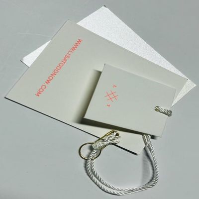 Color completo de papel sostenible de ropa chaqueta colgando etiqueta personalizada