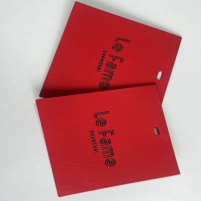 La etiqueta de colgar de la ropa encaja con la mayoría de las etiquetas estándar hechas de plástico duradero y resistente fácil de colocar.