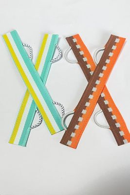 Etiquetas de ropa tejida personalizadas Corte ultrasónica artesanal con extremo plegado Detalles de embalaje 500-1000pcs / bolsa o por caja