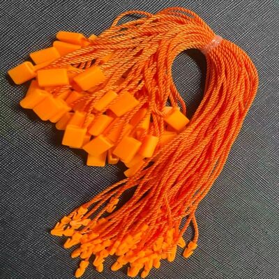 Limpiar con una tela suave Fijación de etiquetas de plástico Estándar de longitud de suspensión Aproximadamente 10 pulgadas y fácil de manejar para diversos requisitos de etiquetado