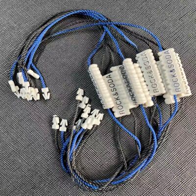 Etiqueta de plástico en relieve con cuerda de longitud ajustable, ideal para soluciones de etiquetado seguras en diversas industrias